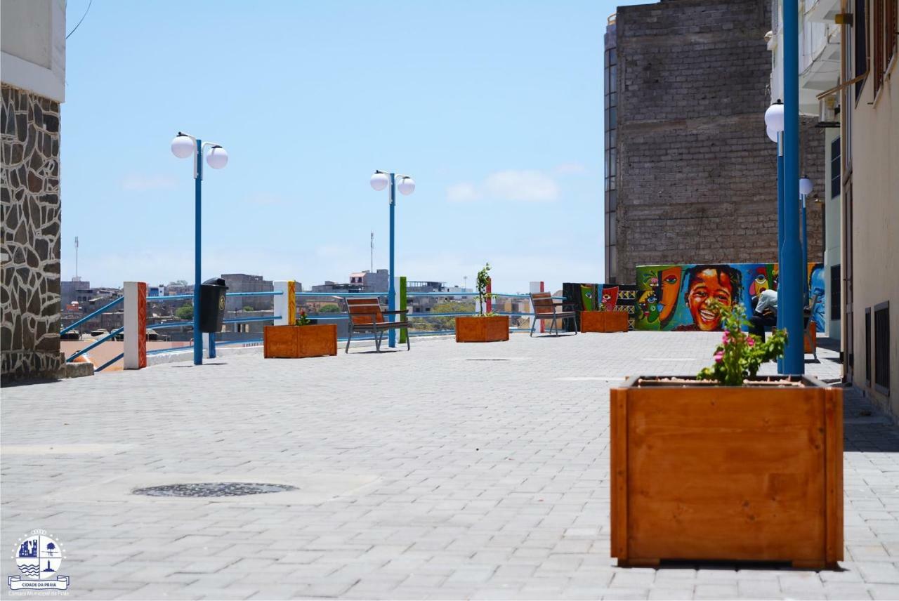 Fully Equipped 3-Bedroom Apt In Downtown Πράγια Εξωτερικό φωτογραφία